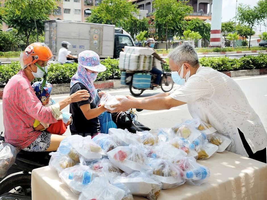 Nét đẹp nhân văn của người Việt lúc khó khăn