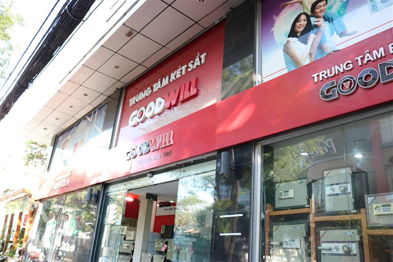 Cửa hàng bán két sắt TPHCM của Goodwill trưng bày trực tiếp nhiều dòng két
