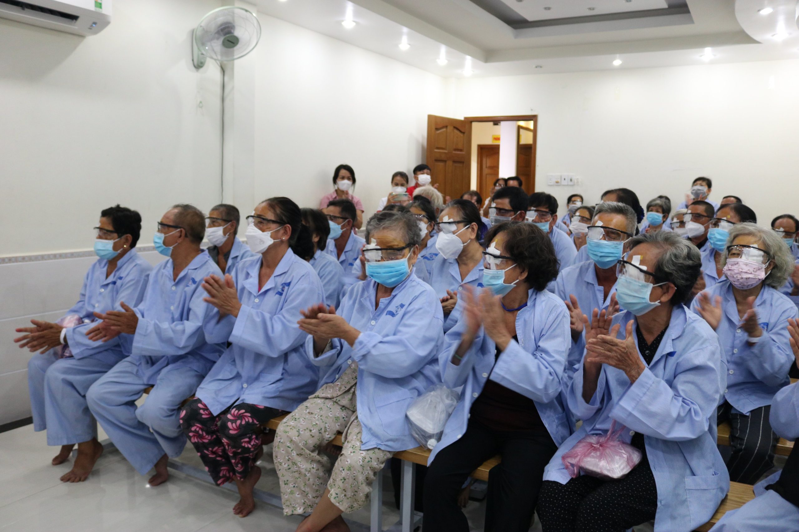 100 ca mổ mắt được tài trợ