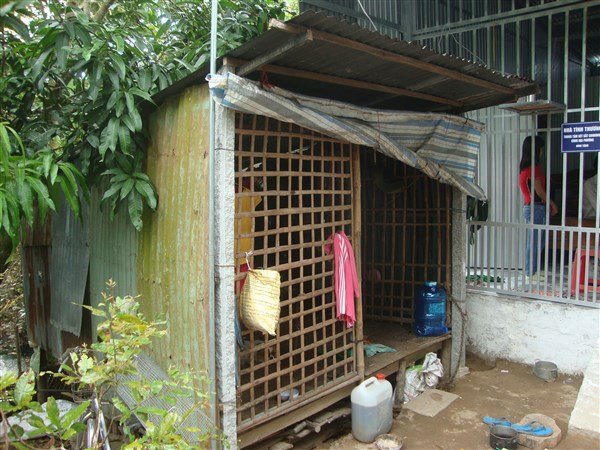Đến trao tặng quà cho bà con nghèo