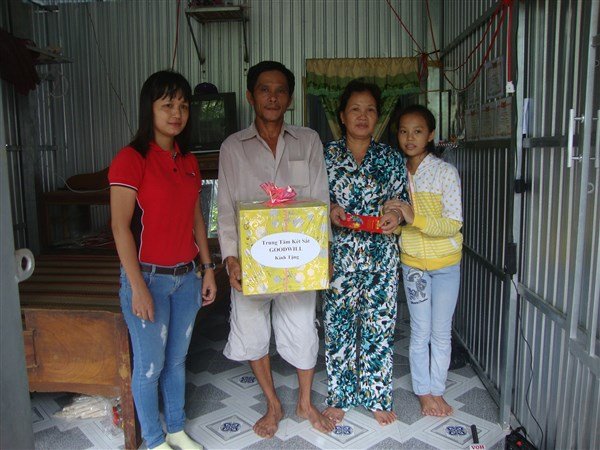 Đến trao tặng quà cho bà con nghèo