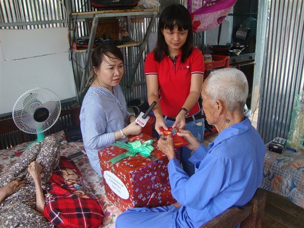 Đến trao tặng quà cho bà con nghèo