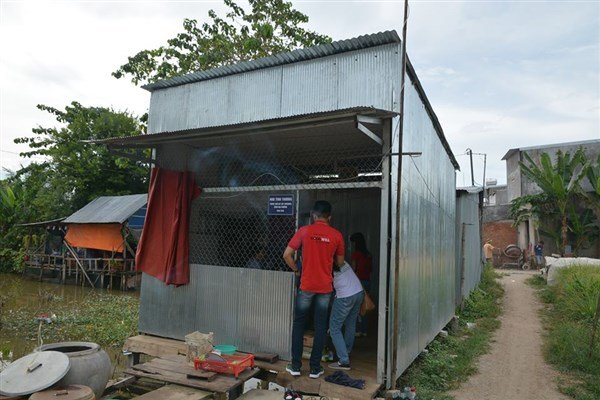 Đến trao tặng quà cho bà con nghèo