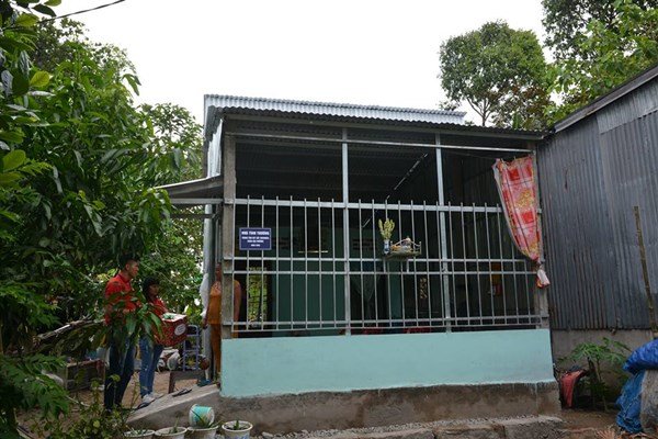 Đến trao tặng quà cho bà con nghèo