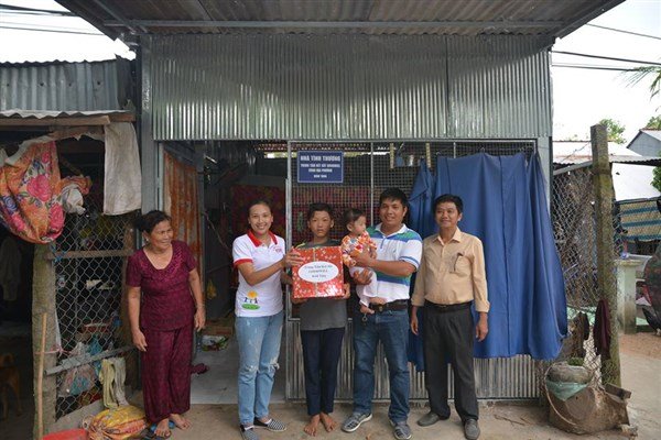 Đến trao tặng quà cho bà con nghèo