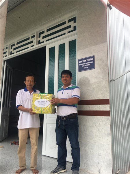 Đến trao tặng quà cho bà con nghèo