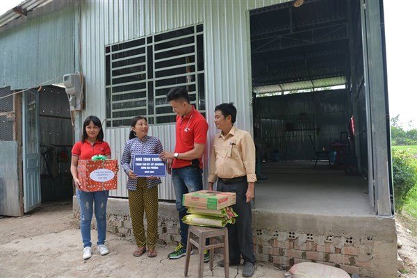 Đến trao tặng quà cho bà con nghèo