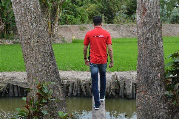 Đến trao tặng quà cho bà con nghèo