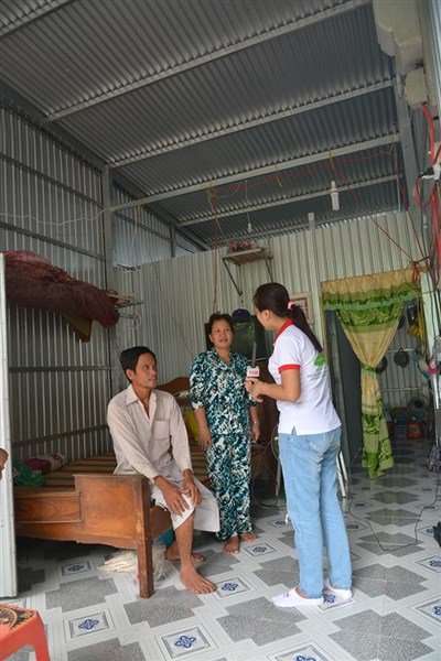 Đến trao tặng quà cho bà con nghèo