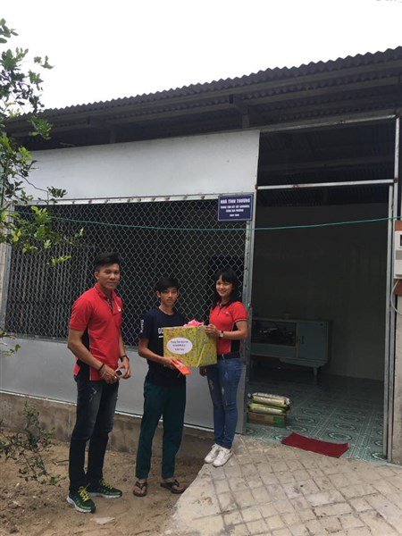 Đến trao tặng quà cho bà con nghèo