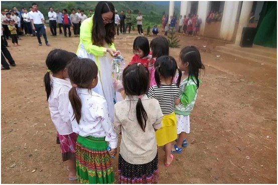 két sắt goodwill chị hằng với các em