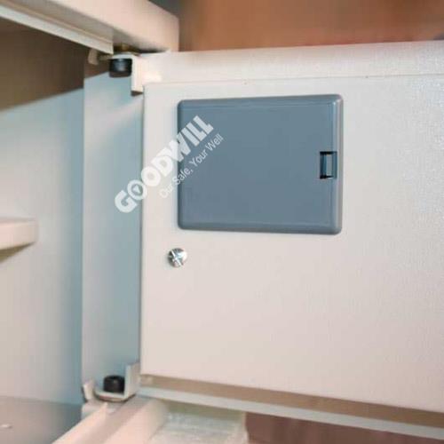 sau cánh cửa két sắt khách sạn goodwill