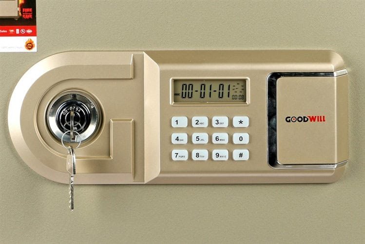 Mặt khoá két sắt thông minh nơi thực hiện thao tác ghép nối ứng dụng