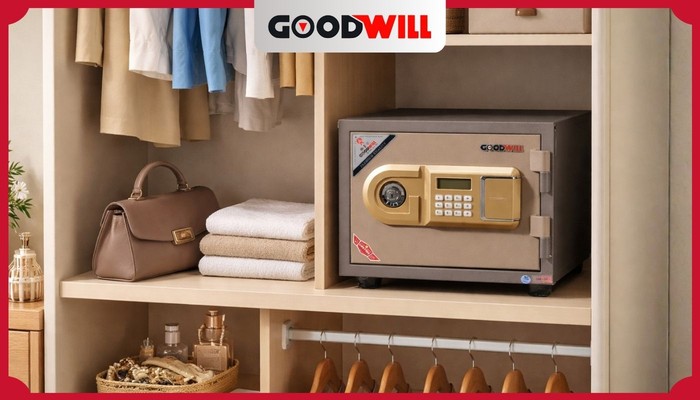 két sắt gia đình đặt trong ngăn tủ quần áo, chừa khoảng mở cánh phía trước