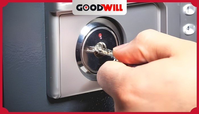 dùng chìa khoá khẩn cấp mở két sắt mini khi quên mã hoặc pin cạn