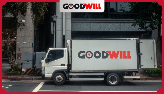 xe giao hàng Goodwill đỗ trước toà nhà để vận chuyển két sắt lên tầng